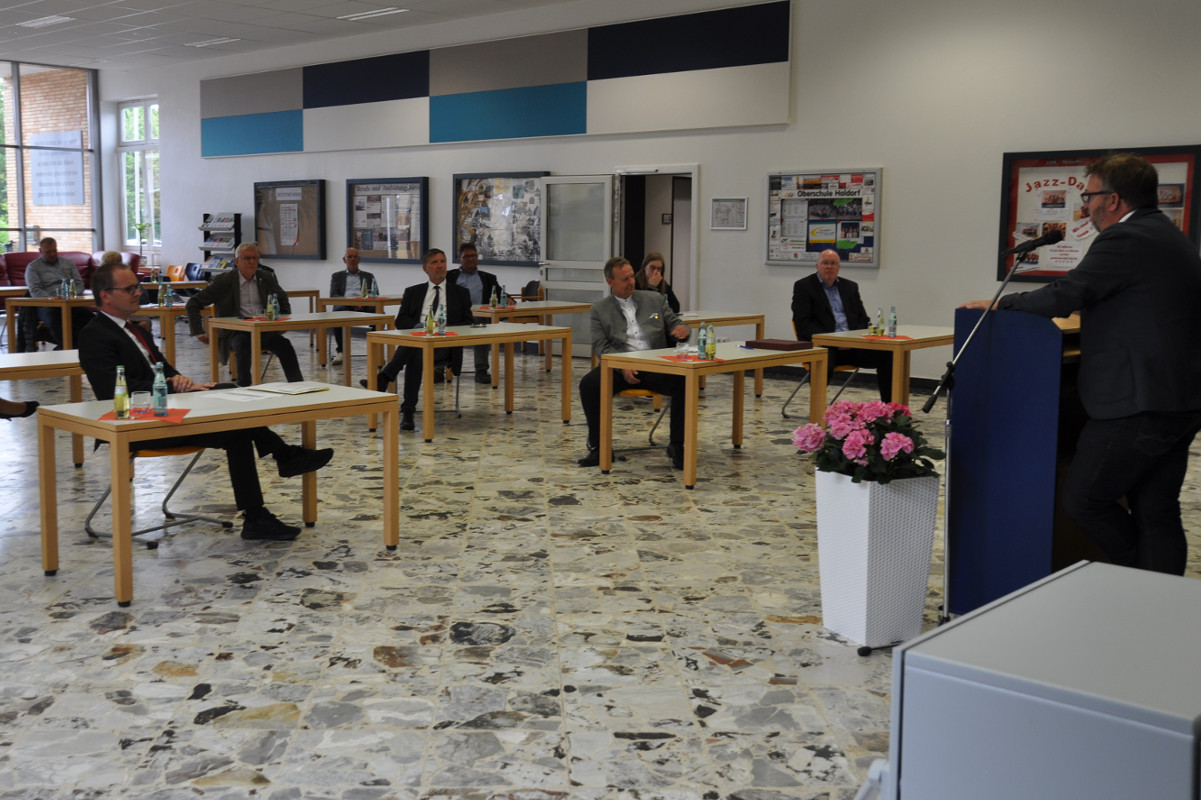 Niedersachsens Kultusminister Grant Hendrik Tonne überreicht Gelder aus dem DigitalPakt