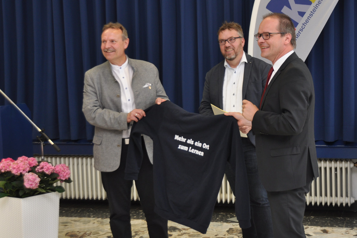 Niedersachsens Kultusminister Grant Hendrik Tonne überreicht Gelder aus dem DigitalPakt