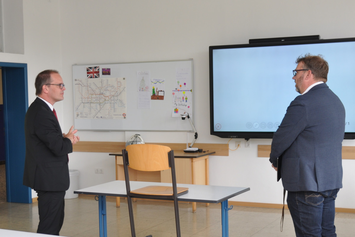 Niedersachsens Kultusminister Grant Hendrik Tonne überreicht Gelder aus dem DigitalPakt