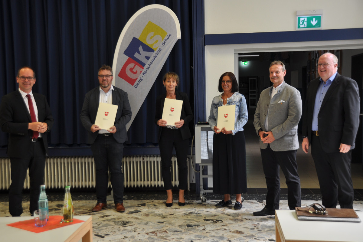 Niedersachsens Kultusminister Grant Hendrik Tonne überreicht Gelder aus dem DigitalPakt