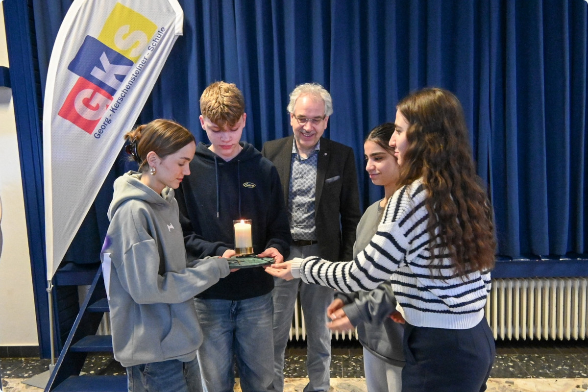 GKS übergibt Friedensleuchte an die OBS Neuenkirchen-Vörden
