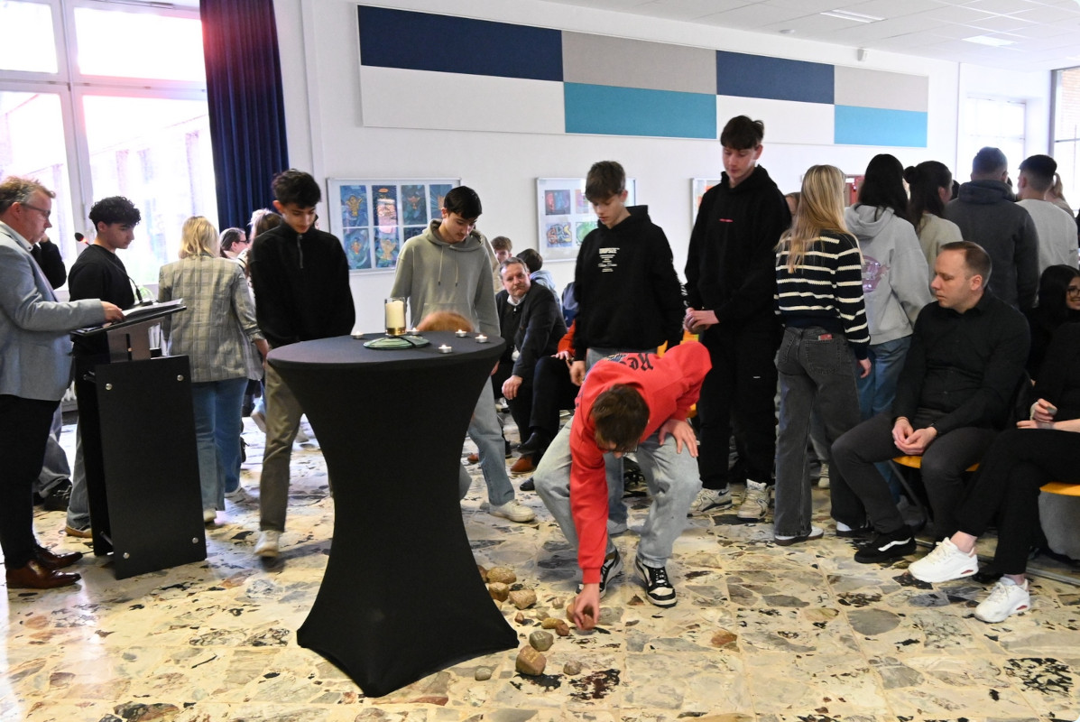 GKS übergibt Friedensleuchte an die OBS Neuenkirchen-Vörden