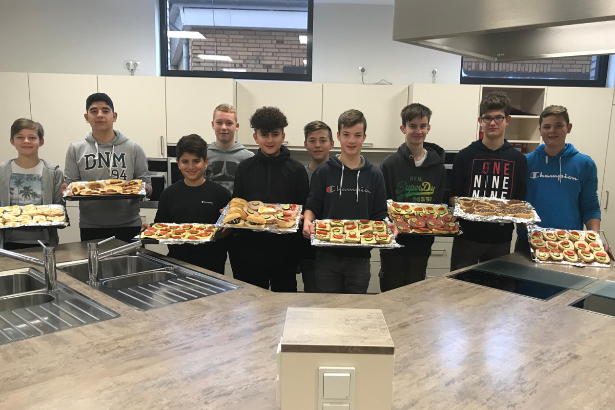 Schülerfirma verkauft belegte Brötchen / Pizza ist Highlight