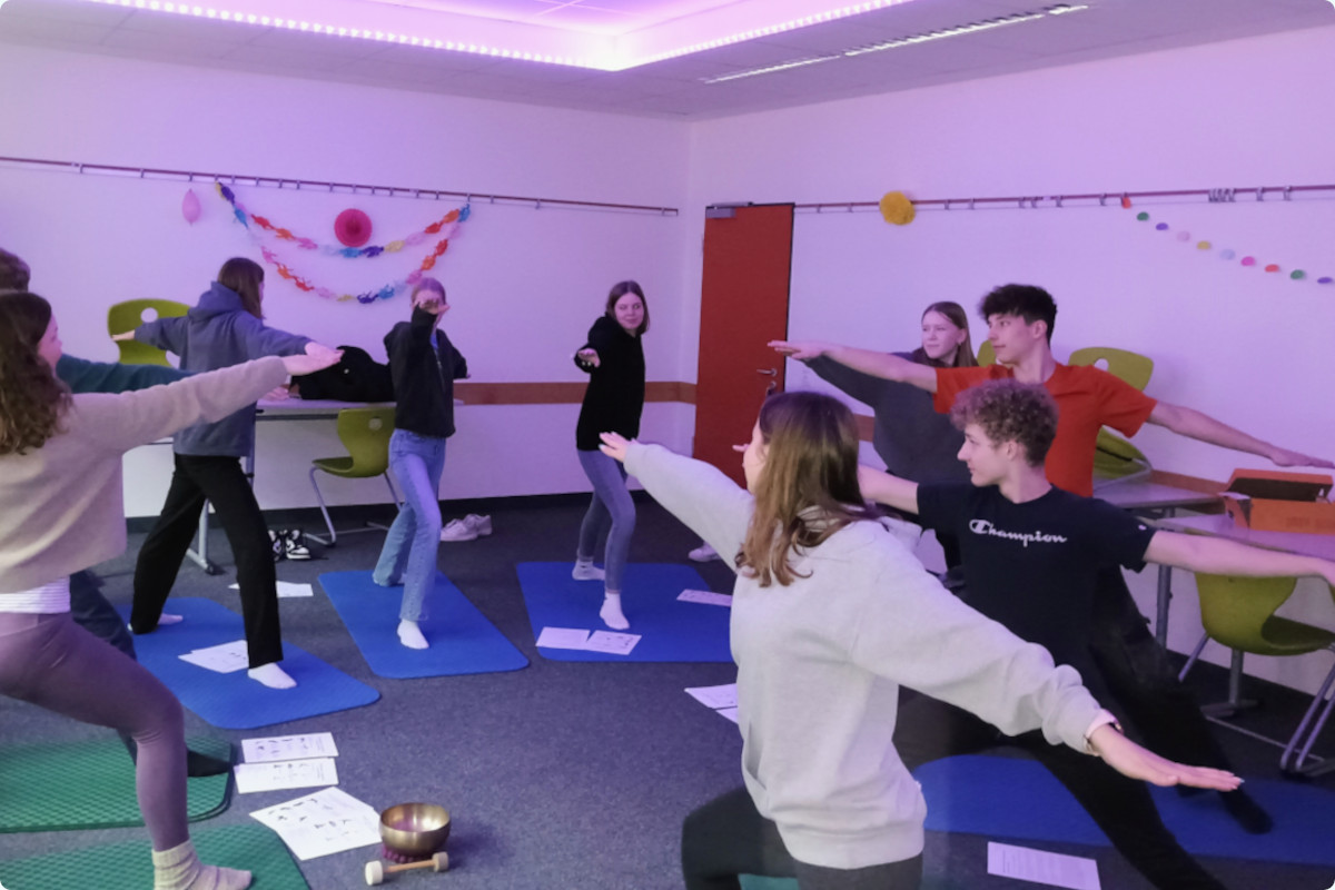 Schülerinnen und Schüler des Jahrgangs 9 beenden Yoga-Ausbildung