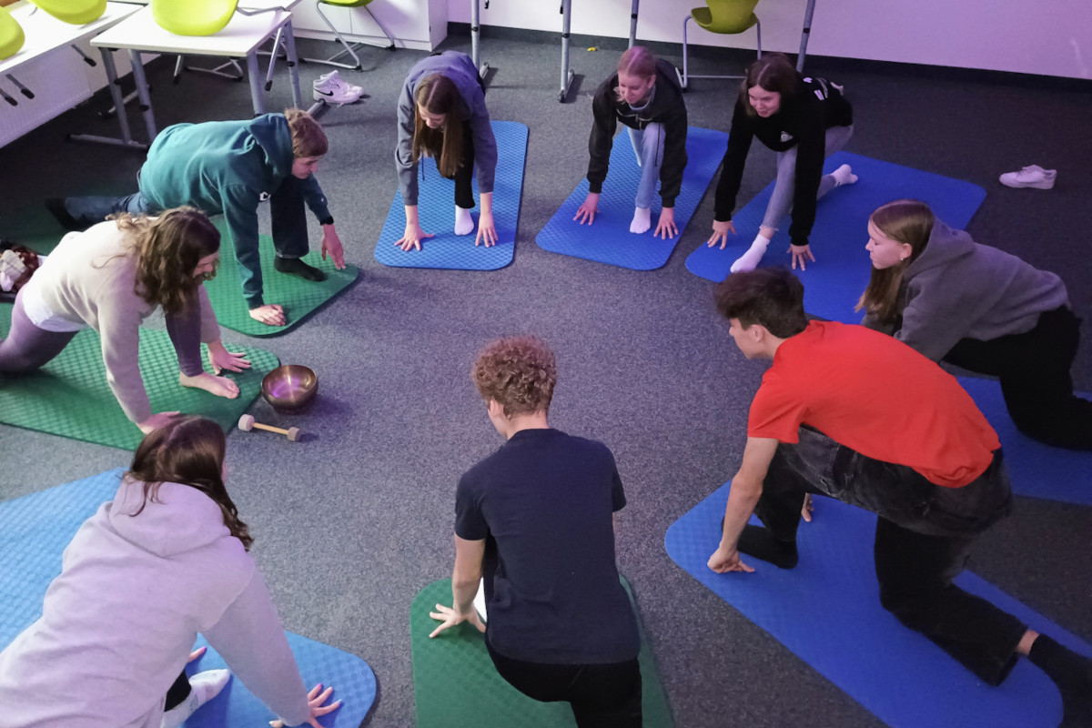 Schülerinnen und Schüler des Jahrgangs 9 beenden Yoga-Ausbildung