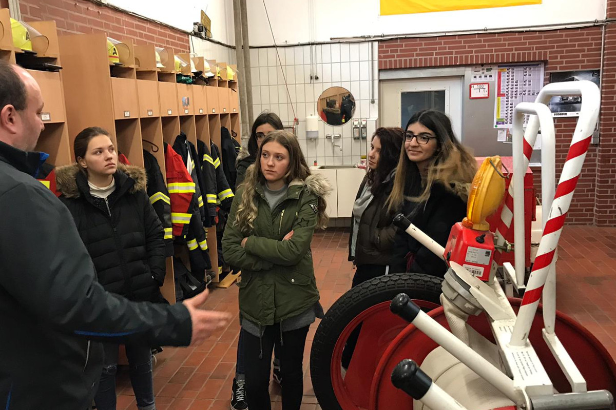 Schulsanitätsdienst besucht Feuerwehr